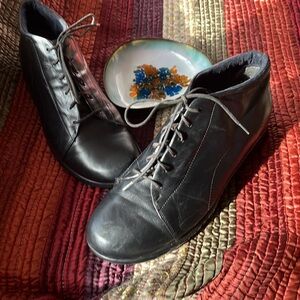 Munro American black leather 10.5 fits wide round toe tie ankle boot